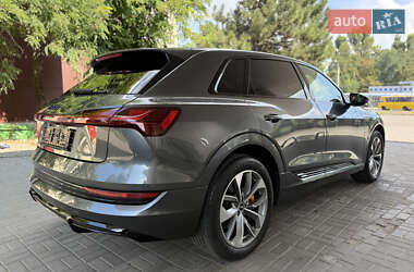 Внедорожник / Кроссовер Audi e-tron 2023 в 