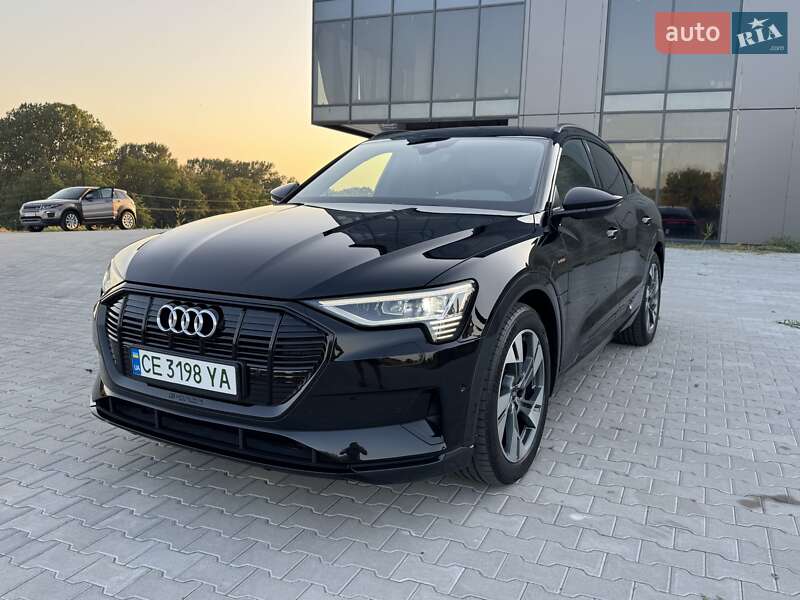 Позашляховик / Кросовер Audi e-tron 2022 в 