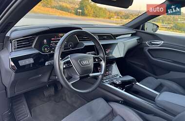 Позашляховик / Кросовер Audi e-tron 2022 в 