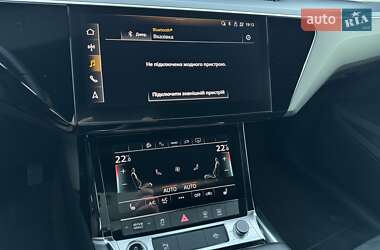 Позашляховик / Кросовер Audi e-tron 2022 в 