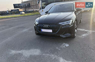 Позашляховик / Кросовер Audi e-tron 2021 в 