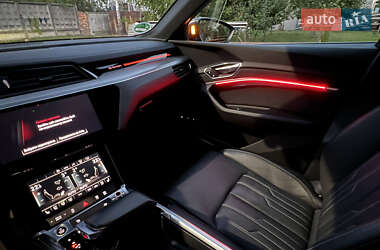 Позашляховик / Кросовер Audi e-tron 2022 в 