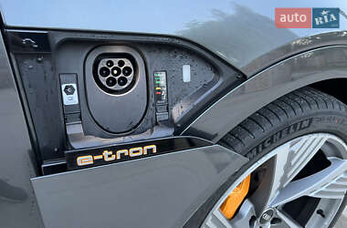 Позашляховик / Кросовер Audi e-tron 2022 в 