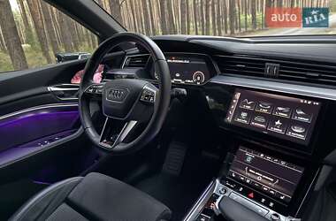 Позашляховик / Кросовер Audi e-tron 2022 в 