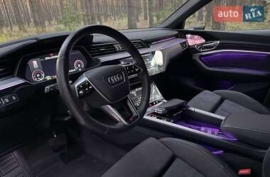Позашляховик / Кросовер Audi e-tron 2022 в 