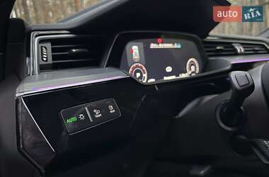 Позашляховик / Кросовер Audi e-tron 2022 в 
