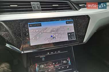 Позашляховик / Кросовер Audi e-tron 2022 в 