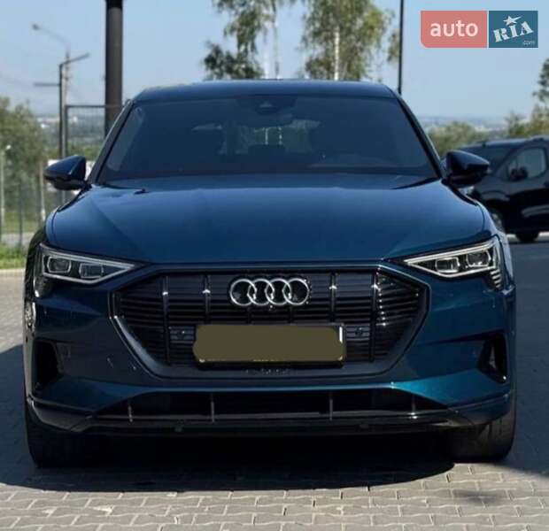 Позашляховик / Кросовер Audi e-tron 2021 в Чернівцях