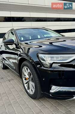 Позашляховик / Кросовер Audi e-tron 2022 в 