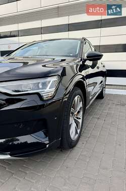 Позашляховик / Кросовер Audi e-tron 2022 в 