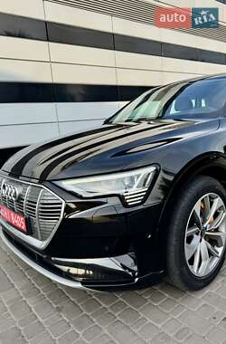 Позашляховик / Кросовер Audi e-tron 2022 в 