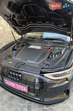Внедорожник / Кроссовер Audi e-tron 2019 в 