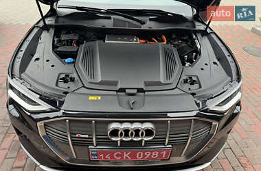 Внедорожник / Кроссовер Audi e-tron 2023 в 