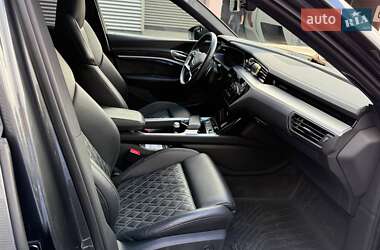 Позашляховик / Кросовер Audi e-tron 2021 в 