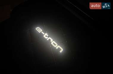 Внедорожник / Кроссовер Audi e-tron 2021 в 