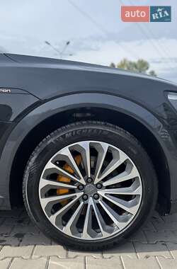 Позашляховик / Кросовер Audi e-tron 2019 в 