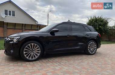 Внедорожник / Кроссовер Audi e-tron 2022 в 