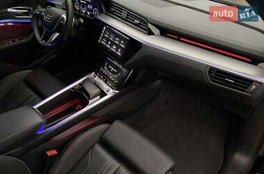 Внедорожник / Кроссовер Audi e-tron 2022 в 