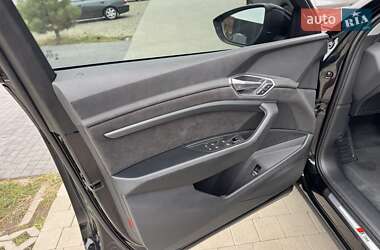 Позашляховик / Кросовер Audi e-tron 2022 в 