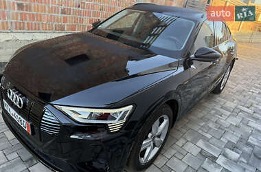 Позашляховик / Кросовер Audi e-tron 2022 в 