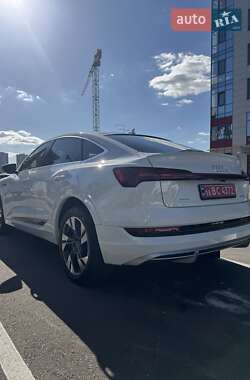Внедорожник / Кроссовер Audi e-tron 2021 в 