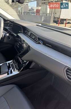 Внедорожник / Кроссовер Audi e-tron 2021 в 