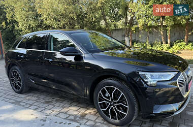 Позашляховик / Кросовер Audi e-tron 2021 в 