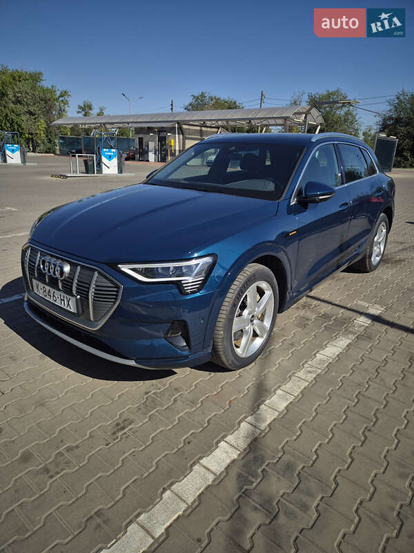 Позашляховик / Кросовер Audi e-tron 2020 в 
