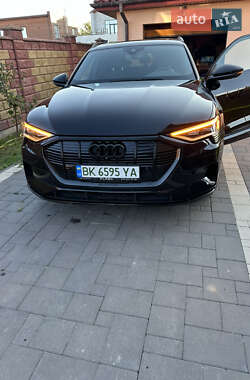 Внедорожник / Кроссовер Audi e-tron 2022 в 