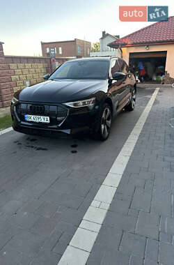 Внедорожник / Кроссовер Audi e-tron 2022 в 