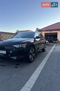 Внедорожник / Кроссовер Audi e-tron 2022 в 