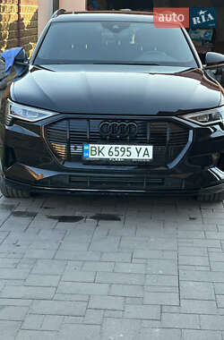 Внедорожник / Кроссовер Audi e-tron 2022 в 