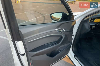 Внедорожник / Кроссовер Audi e-tron 2023 в 
