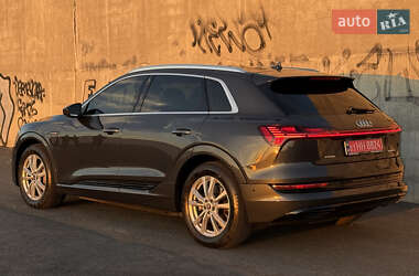 Позашляховик / Кросовер Audi e-tron 2021 в 