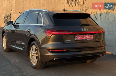 Позашляховик / Кросовер Audi e-tron 2021 в 