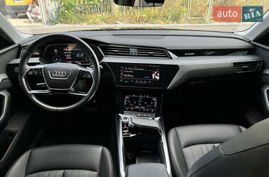 Позашляховик / Кросовер Audi e-tron 2021 в 