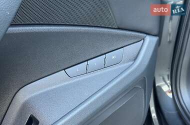 Позашляховик / Кросовер Audi e-tron 2021 в 