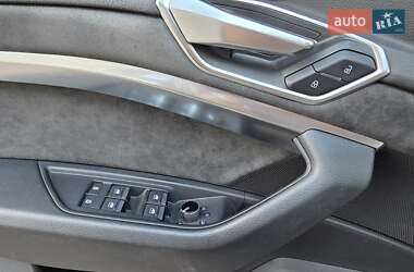 Позашляховик / Кросовер Audi e-tron 2021 в 
