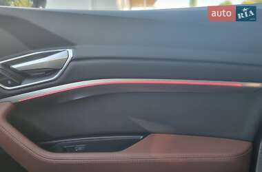 Позашляховик / Кросовер Audi e-tron 2020 в 