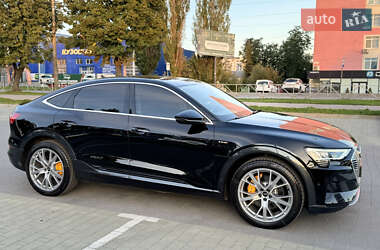 Позашляховик / Кросовер Audi e-tron 2023 в 