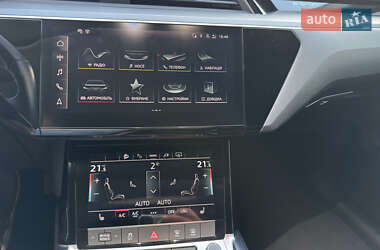 Позашляховик / Кросовер Audi e-tron 2023 в 