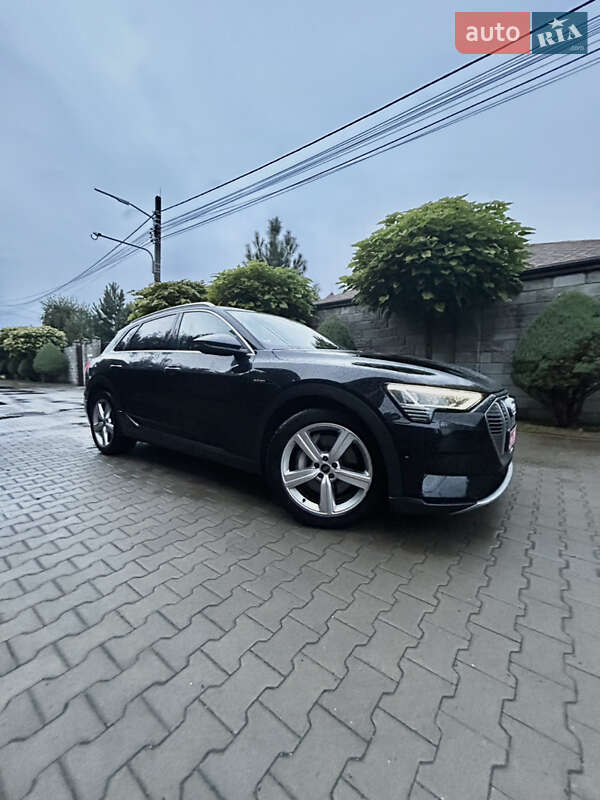 Внедорожник / Кроссовер Audi e-tron 2023 в 