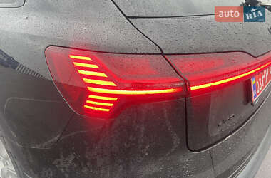 Позашляховик / Кросовер Audi e-tron 2023 в 