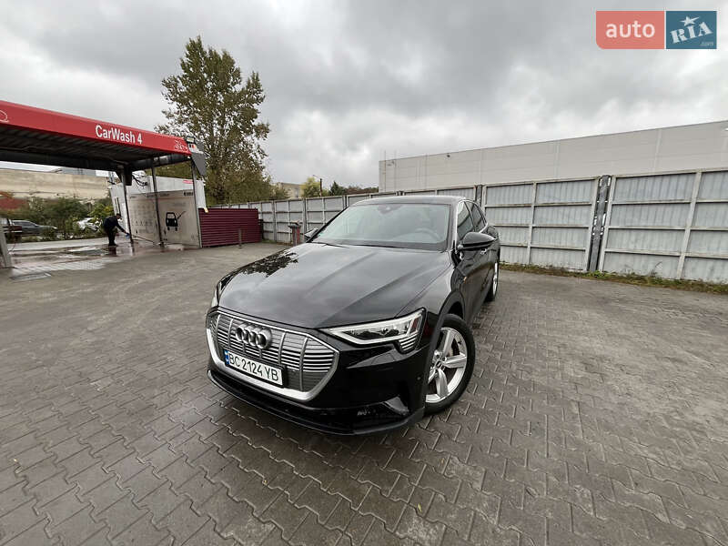 Внедорожник / Кроссовер Audi e-tron 2021 в 