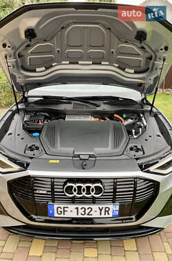 Внедорожник / Кроссовер Audi e-tron 2021 в 