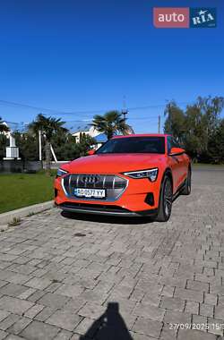 Позашляховик / Кросовер Audi e-tron 2022 в 