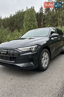 Внедорожник / Кроссовер Audi e-tron 2022 в 