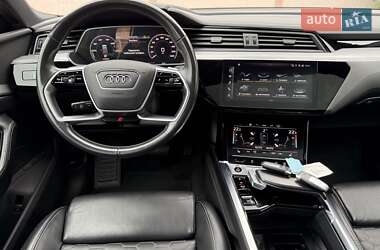 Позашляховик / Кросовер Audi e-tron 2021 в 