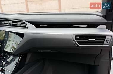 Позашляховик / Кросовер Audi e-tron 2021 в 