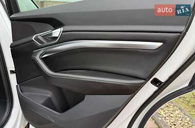Позашляховик / Кросовер Audi e-tron 2021 в 